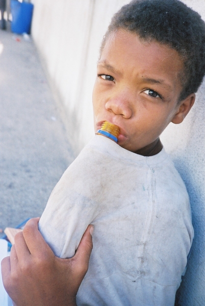 Ein Straßenkind am Klebstoffschnüffeln